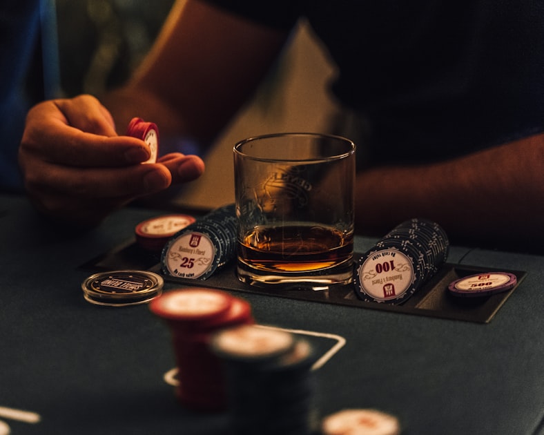棋牌游戏行业法律法规与出款审核流程解析